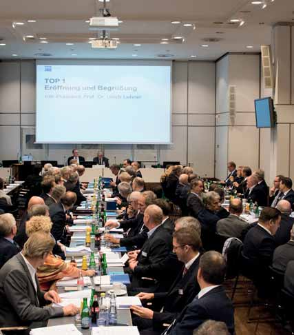 2 Inhalt 14 Die neu gewählte Vollversammlung der IHK Düsseldorf traf sich am 28. November zu ihrer konstituierenden Sitzung.