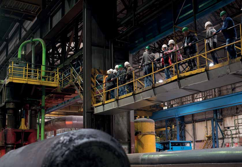 4 Berichtet Unternehmen 6. Lange Nacht der Industrie Mehr als 3.000 Gäste warfen einen Blick hinter die Kulissen Besucher beim Stahlrohrhersteller Vallourec in Düsseldorf.