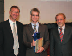 Ralf Schmid, diesen Preis für seine mit summa cum laude ausgezeichnete Dissertation im Fachgebiet Satelitengeodäsie mit dem Titel Zur Kombination von Very Long Baseline Interferometrie und dem Global