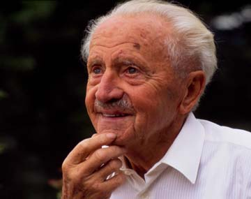 Bis zu seinem Tod mit 87 Jahren empfängt er Kranke aus der Schweiz, Österreich und anderen Ländern und laboriert an seinen gepressten Kräutertabletten, die er Lapidartabletten nennt.