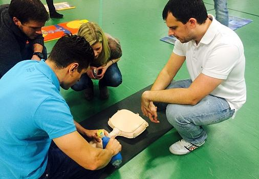 Aktive lernen den Umgang mit einem AED (Foto: privat) (bro) (ff) Am Samstag, 25. Oktober, fand zum ersten Mal ein Reanimationstraining für Aktive der KG Kuckuck statt.