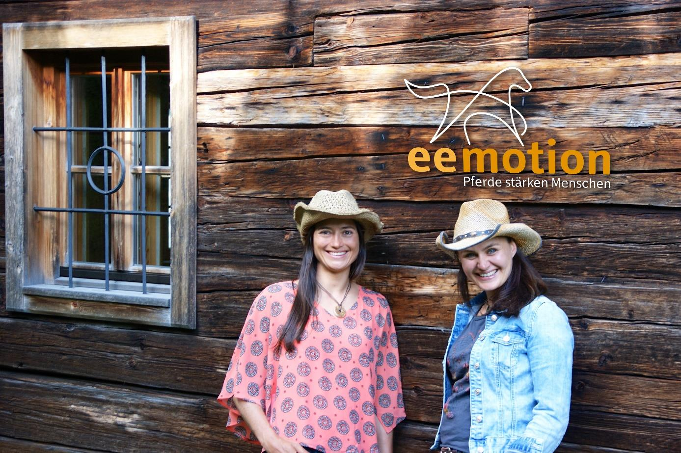 Wir, Eva Halbmayr und Elisabeth Reitsamer veranstalten nachhaltige Erlebnisworkshops in der Natur mit dem Co-Trainer Pferd zum