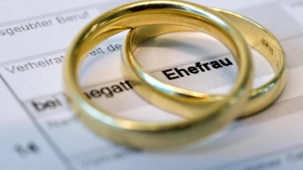Stellschraube Ehegattensplitting Regeln Für verheiratete Paare Summe des zu versteuernden Einkommens wird ermittelt und zu gleichen Teilen auf die Ehepartner übertragen Steuerersparnis bei großen