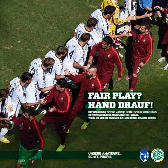 Fair Play Hand drauf! Auch in Bayern wird das Begrüßungsritual zur neuen Saison mit kleinen Gesten des Fair-Plays modifiziert und dem internationalen Ablauf angeglichen.