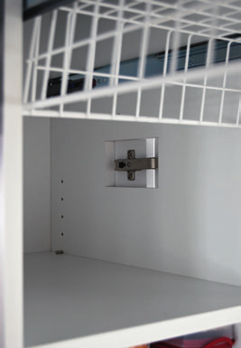 Gestaltung Konstruktion Zweischaliger Aufbau Der Eckschrank neben dem Kühlschrank zeigt im