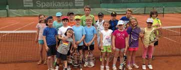 Die Kinder haben teils schon Vorerfahrungen oder sind sogar Vereinsmitglieder, teils spielen sie aber bei uns zum ersten Mal Tennis, erklärt Sebastian Hausmann.
