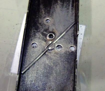 Nun wird der Bodendeckel in die 4mm Achse gesteckt und der 0,8mm Stahldraht auf die richtige Länge gekürzt und eingelegt.