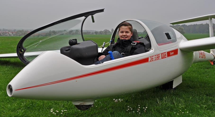 Der erste alleingeflogene Schüler Falls kurz vor dem Abitur noch Zeit sein sollte, steht zum Abschluss noch ein Navigationsdreiecksflug mit einem viersitzigen Flugzeug aus.