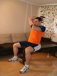 Übungsverlauf: Kurzhantel wird mit einhergehender Armbeugung mit moderater Geschwindigkeit bis zum Nacken abgesenkt und anschließend kontrolliert angehoben.