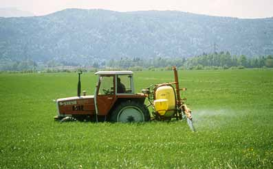 Die allgemeine Intensivierung der Landwirtschaft, z. B. regelmäßige Gülleaufbringung und häufige Mahd, verursachen dramatische Lebensraumveränderungen für Schmetterlinge.