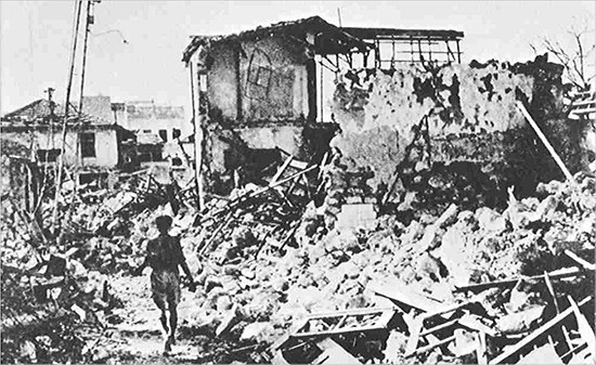 24.April 1948: militante Zionisten der Irgun dringen durch Breschen ein palästinensische Häuser ein, die sie zuvor mit Sprengstoff verursacht hatten.