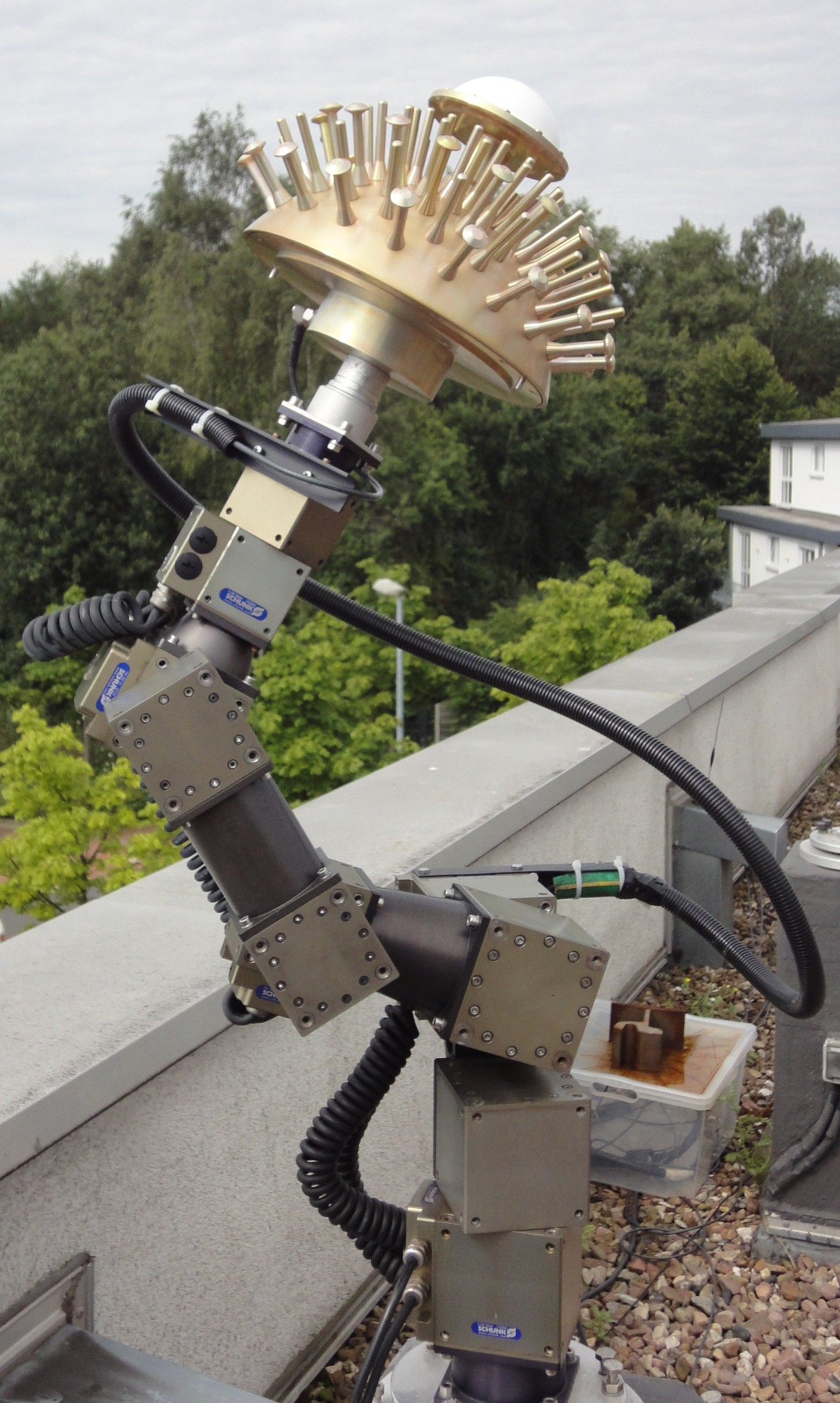 Absolute Roboter-Basierte GNSS Antennenkalibrierung - Eigenschaften wesentliche Aufgabe ist Bestimmung absoluter* Phasenzentrums- und Variationen (PCV) Roboter ausgezeichnetes Instrument zur