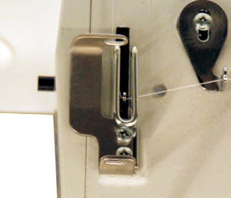 Fadenregulator 2 und Lisierbandführung 4 mit den Schrauben 3 (M4 x 12H) anschrauben.