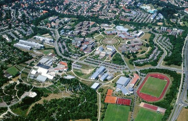 Die Universität Bayreuth Merkmale der Universität Bayreuth: Junge und lebendige Campusuniversität Kurze