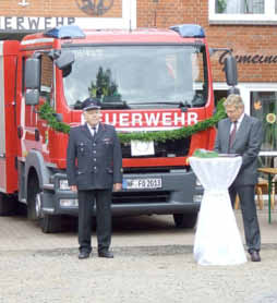 10:00 Uhr Gottesdienst Die Freiwillige Feuerwehr der Gemeinde Oldersbek hat ein neues Feuerwehrfahrzeug bekommen Zur offiziellen Übergabe des neuen Feuerwehrfahrzeuges an die Feuerwehr hatte die