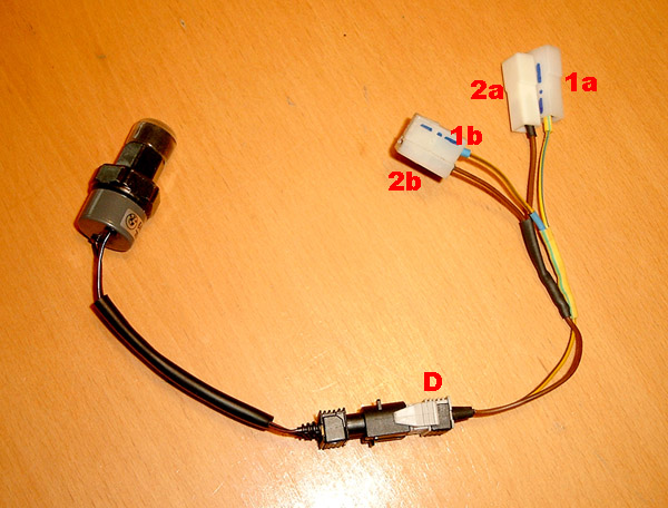 Kombisteckergehäuse aus und und die beiden Anschlußstecker mit den Kabelschuhen vom Adapter (1b und 2b) ein.