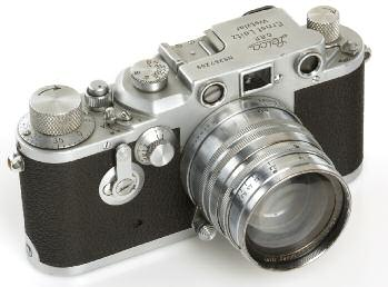 Nur etwas über 400 Exemplare wurden von der seltenen Leica IIId, hier mit einem Xenon 1,5/5 cm abgebildet, hergestellt. Im Gegensatz zur Leica IIIc besitzt sie einen Selbstauslöser.