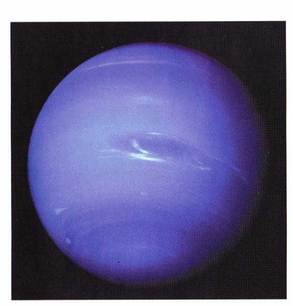 Neptun Auch wenn Neptun von der Farbe her eher Uranus gleicht, ähnelt er von den Oberflächenmerkmalen her Jupiter.