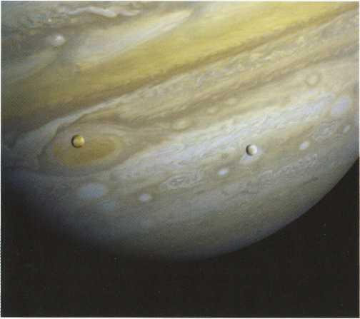 Dieses schon klassisch" zu nennende Voyager-1-Foto zeigt Jupiter mit den beiden Monden Io und Europa aus 20 Millionen Kilometer Entfernung. Mit einem Aquatordurchmesser von 142.