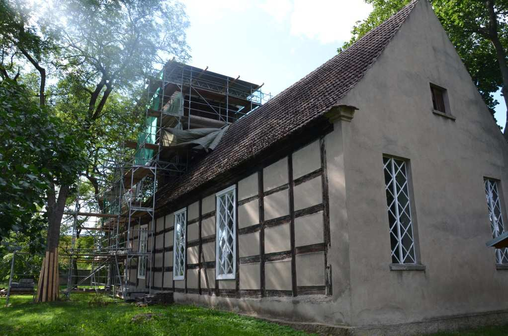 Die Bauarbeiten zur Wiederrichtung eines Kirchendaches für die Dorfkirche Rogäsen (Landkreis Potsdam-Mittelmark) haben begonnen.