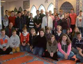 GEMEINDE AKTUELL Religionspädagogischer Tag Bereits zum vierten Mal fand an der Werner-von-Siemens-Schule ein religionspädagogischer Tag statt. Eingeladen waren die Schülerinnen und Schüler des 7.