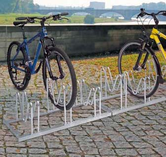 Bei einer zusätzlichen Ausrüstung des Fahrradständers UNIVERSAL mit Anlehnbügeln, empfehlen wir den Grundrahmen am Boden zu befestigen.