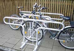 einseitig tief, zum Aufdübeln (Reihenaufstellung) Radeinstellung einseitig, 90 Fahrradparksysteme Radeinstellung doppelseitig hoch / tief, zum Aufdübeln bei -200 mm (Reihenaufstellung) Radeinstellung