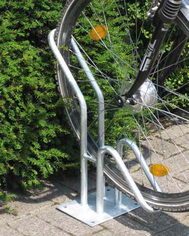 C FAHRRADPARKSYSTEME FREI HAUS Fahrradständer HERVEY Konstruktion: Stabile Stahlkonstruktion. Radhalterung aus einem Stück gebogen, Rundrohr Ø 20 mm. Einstellwinkel 45 und 90.