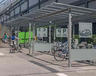 Hier bieten Abstellanlagen einen guten Service und eine klare Trennung der Flächen zum Gehen und Parken von Fahrrädern.