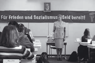 60 JAHRE GRUNDGESETZ 20 JAHRE FRIEDLICHE REVOLUTION GG-Aktion in Freiburg Am 23. Mai 2009 knallten auf dem Rathausplatz in Freiburg die Sektkorken.