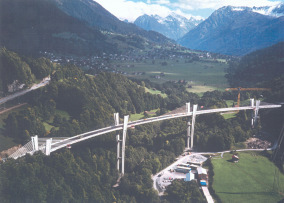 In Heft 499 des DafStb sind von Engermann, Schlaich und Schäfer die einzuhaltenden Besonderheiten bei Entwurf und Bemessung von integralen Brücken hinreichend erläutert.