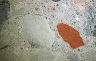 Foto 6: Detail aus Bild 5: Phasengrenzfläche zwischen Ziegelsplitt und Zementstein in Vergrößerung Gesteinskörnung (Kies, Ru) und zu ca.