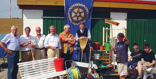Die Rotarier hatten vorher in einer Hands-On-Aktion aus ihrem Privatbesitz Gartengeräte und Werkzeuge gesammelt. Und es kam einiges zusammen.
