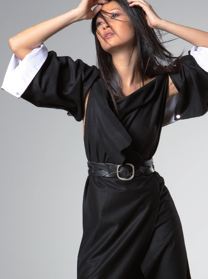 Bei soviel Auswahl will sich Sharmel auch als Accessoire nicht entscheiden: Ärmelpaar, Schal an Schultern, Tuch oder Röckchen auf der Hüfte, Weste am Oberkörper. Figurbetont oder oversize.
