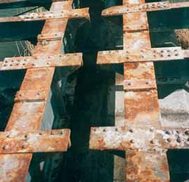 196 Beschichten von metallischen Untergründen 6.3 Erscheinungsformen der Korrosion Eine Brücke mit einer Stahlkonstruktion muss saniert werden (Bild 1).