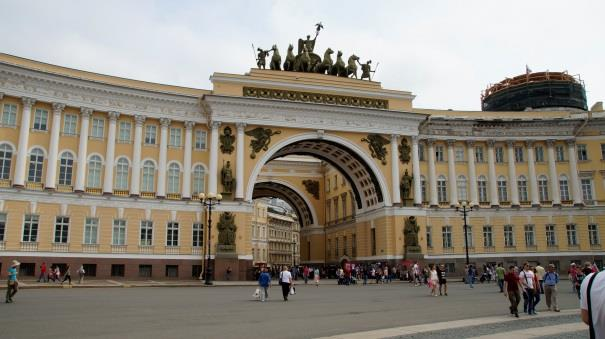 (Bolshoy), dem Faberge Museeum bis zur Anitschkow- Sie führt vorbei an zahlreichen Brücke.
