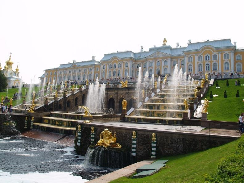 Heute besichtigen wir das 30 km entfernte Schloss Peterhof am Finnischen Meerbusen westlich von von St. Petersburg.