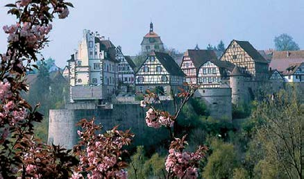 Über Lassbach nach Mäusdorf, dort links ab, vorbei am Schloss Stetten geht es nach Kocherstetten. Am Kocher entlang nach Künzelsau über Waldenburg und Gnadental fahren wir weiter.