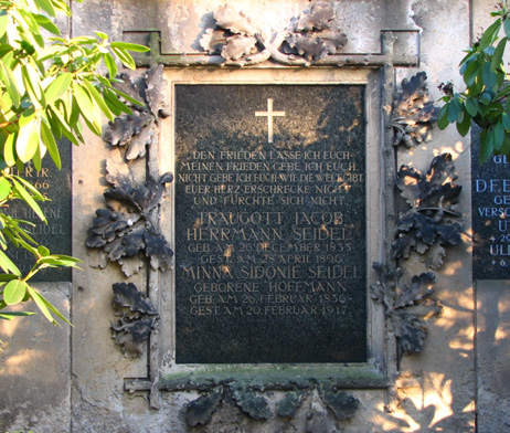 Auf dem Striesener Friedhof befinden sich Grabstätten bedeutender Persönlichkeiten und kunsthistorisch wertvolle Grabmale. Hermann Seidel (1833-1896) Grab: Famst.