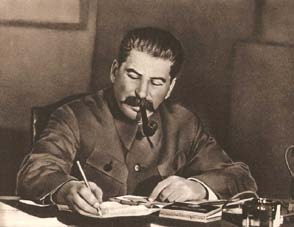 innerhalb des Zentralkomitees - Sinowjew = Redner; Kamenew = Führer von Sitzungen; Stalin = Arbeiter mit Parteiapparat -> Besitz einer unermesslichen Macht (kein vorsichtiger Gebrauch) - Versuche