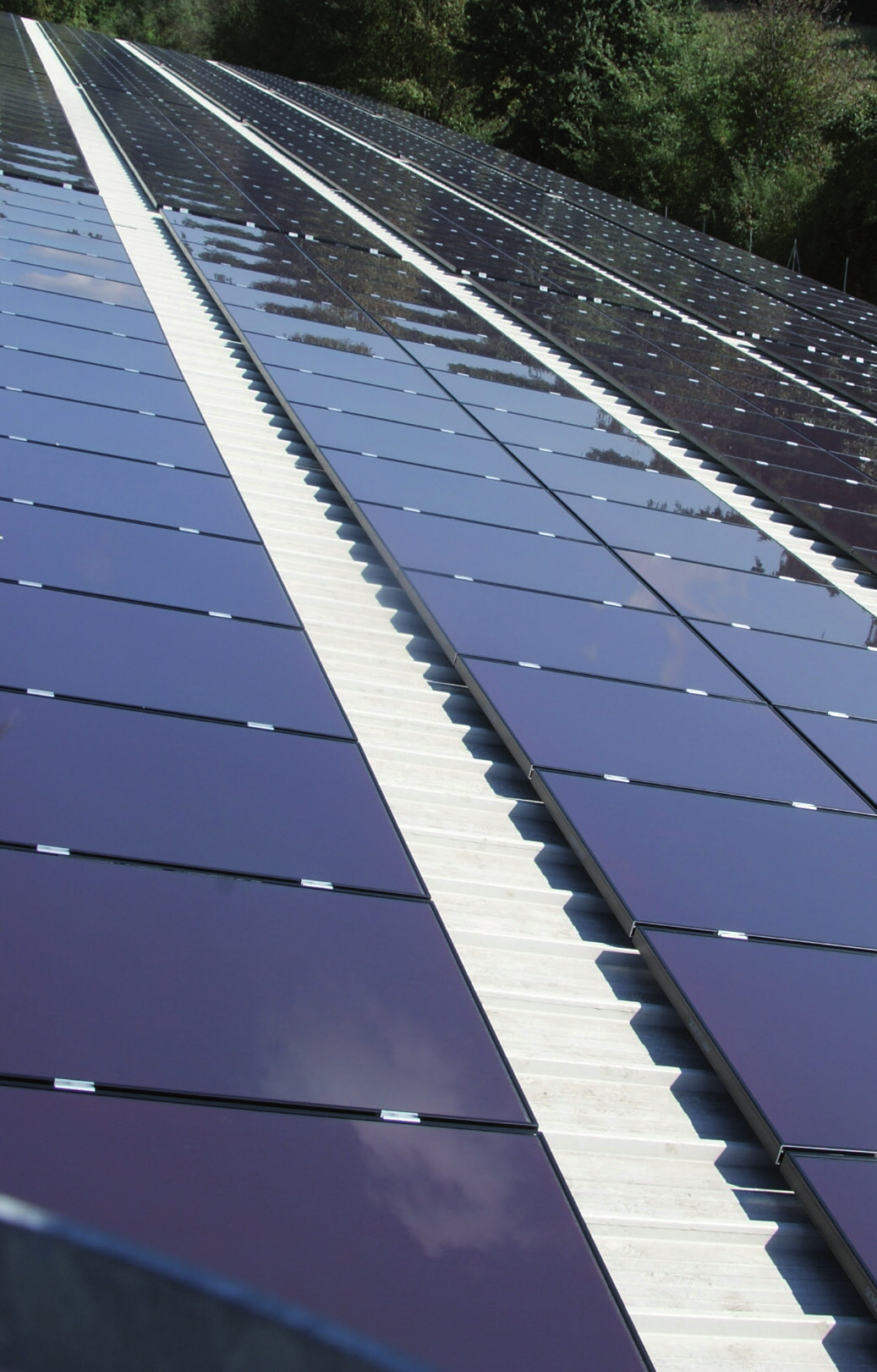 Solarwatt - Ein Sonnenpionier Mit fast 20 Jahren Produktionserfahrung zählt das deutsche Unternehmen Solarwatt zu den Pionieren in der Branche.
