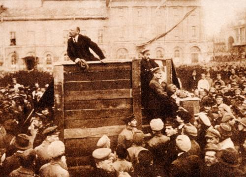 Aufgabe 1 Die Entstehung der Sowjetunion und die Diktatur Stalins Q1 Lenin bei einer Rede mit Trotzki auf der Treppe (http://einestages.spiegel.de/ 31.01.