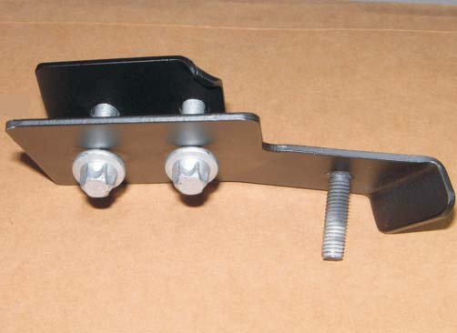 4 Brennstoffversorgung Dosierpumpe einbauen Dosierpumpenhalter einbauen (siehe Bilder 26 und 27) Den Dosierpumpenhalter am Fahrzeugboden in den vorhandenen
