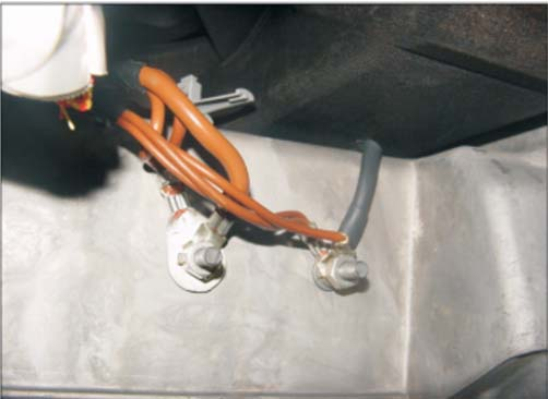 sowie Skizzen 3 und 4) Wenn der Kabelstrang mit dem Stecker nicht im Fahrzeug vorgerüstet ist, den Kabelstrang aus dem Lieferumfang der