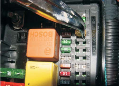 5 Elektrik Antenne der TP44 verlegen (siehe Bilder 43 und 44) Das Antennenkabel hinter der Armaturentafel zur Verkleidung der Beifahrertür