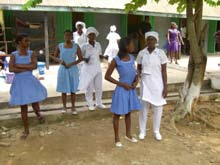 Prüfungstag der Hauswirtschaftlerinnen Auszubildende vor dem Schulgebäude In ihrem Bericht über ihre Tätigkeit für den CVJM Ghana hat Veronica Lasanowski über die Notwendigkeit der Ausbildung