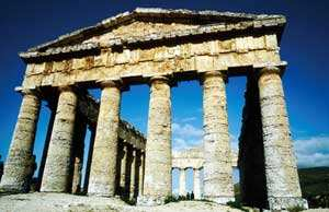 Mit griechischen Tempeln, römischen Villen, normannischen Domen und barocken Städten bietet Sizilien eine Vielfalt überraschender Gegensätze.