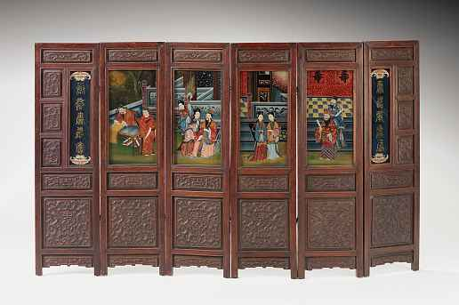 Asiatische Kunst 3820 3820* Paravent mit Hinterglasmalereien, China, 1. Hälfte 20. Jh. Holz, reich geschnitzt.