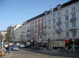 ALLES SAUBER_ Gehwege werden öfter gereinigt Mehr als in anderen Hamburger Stadtteilen spielt sich im Stadtteil Sternschanze das Leben in den Straßen ab.