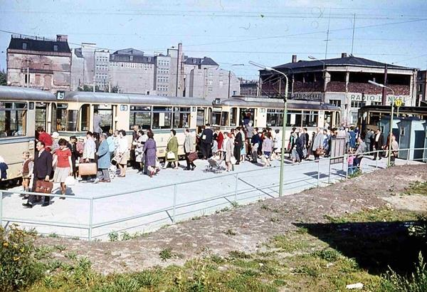 Foto: Archiv CVAG Während die Gleise schon liegen, müssen Straße, Gehwege und Fahrleitung noch fertiggestellt werden. jungen DDR schien ein Fass ohne Boden zu werden.